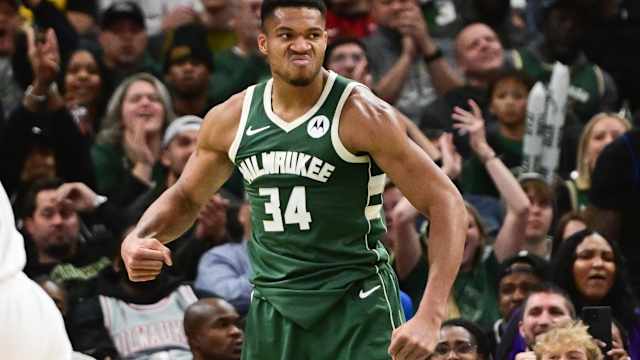 Milwaukee Bucks forward Giannis Antetokounmpo (34) 